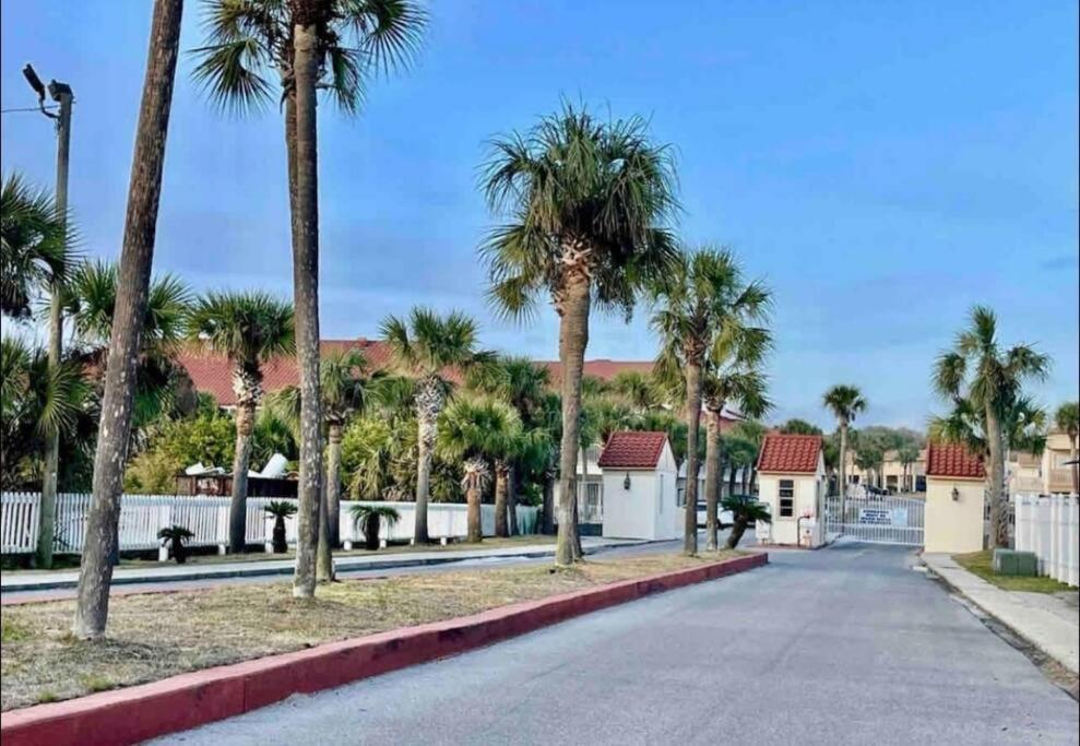 3 Bdrm Condo- 4 Pools, Hot Tub & Walk To