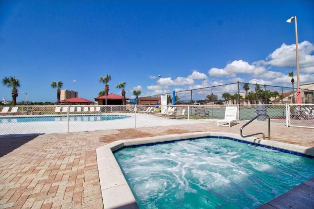 3 Bdrm Condo- 4 Pools, Hot Tub & Walk To Panama City Beach