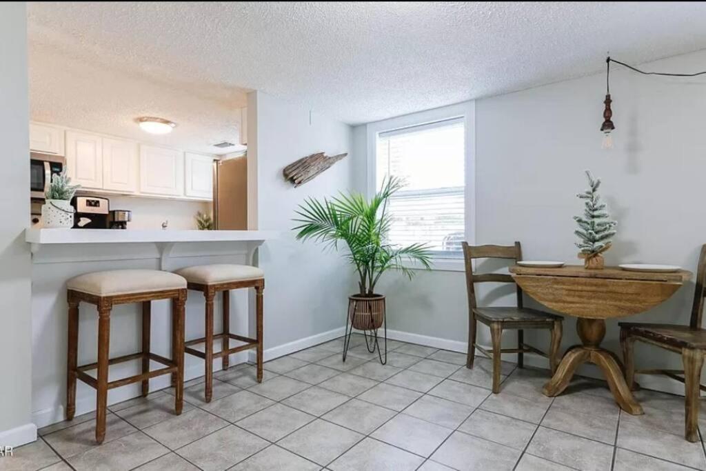 3 Bdrm Condo- 4 Pools, Hot Tub & Walk To Apartment *