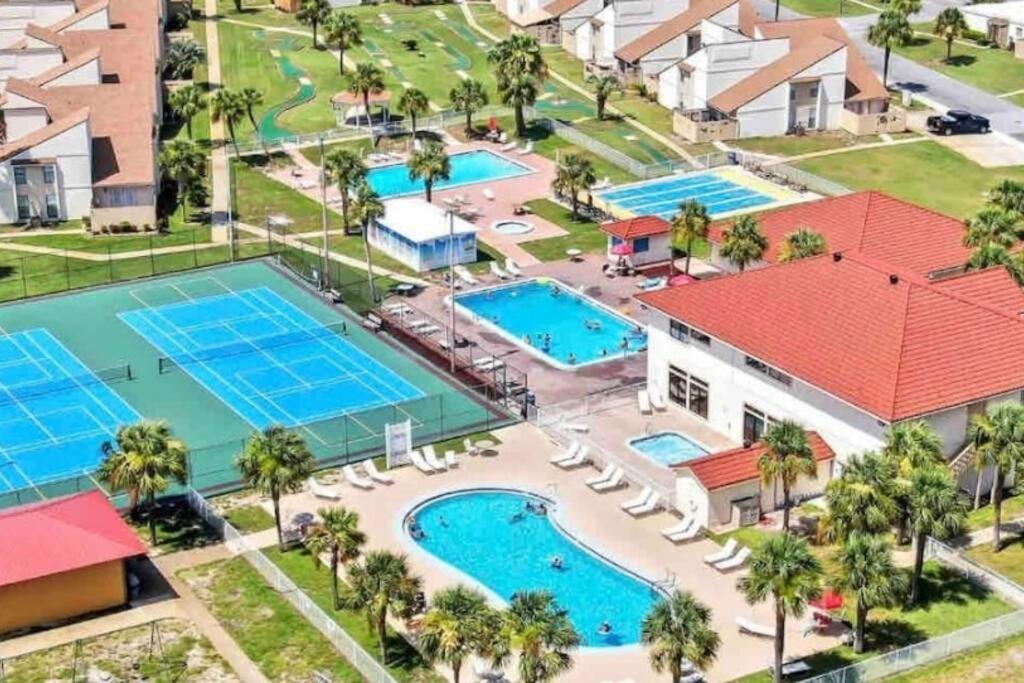 Apartment 3 Bdrm Condo- 4 Pools, Hot Tub & Walk To